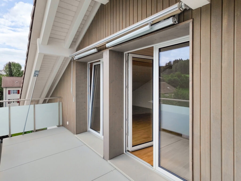 Balkon mit offener Tür