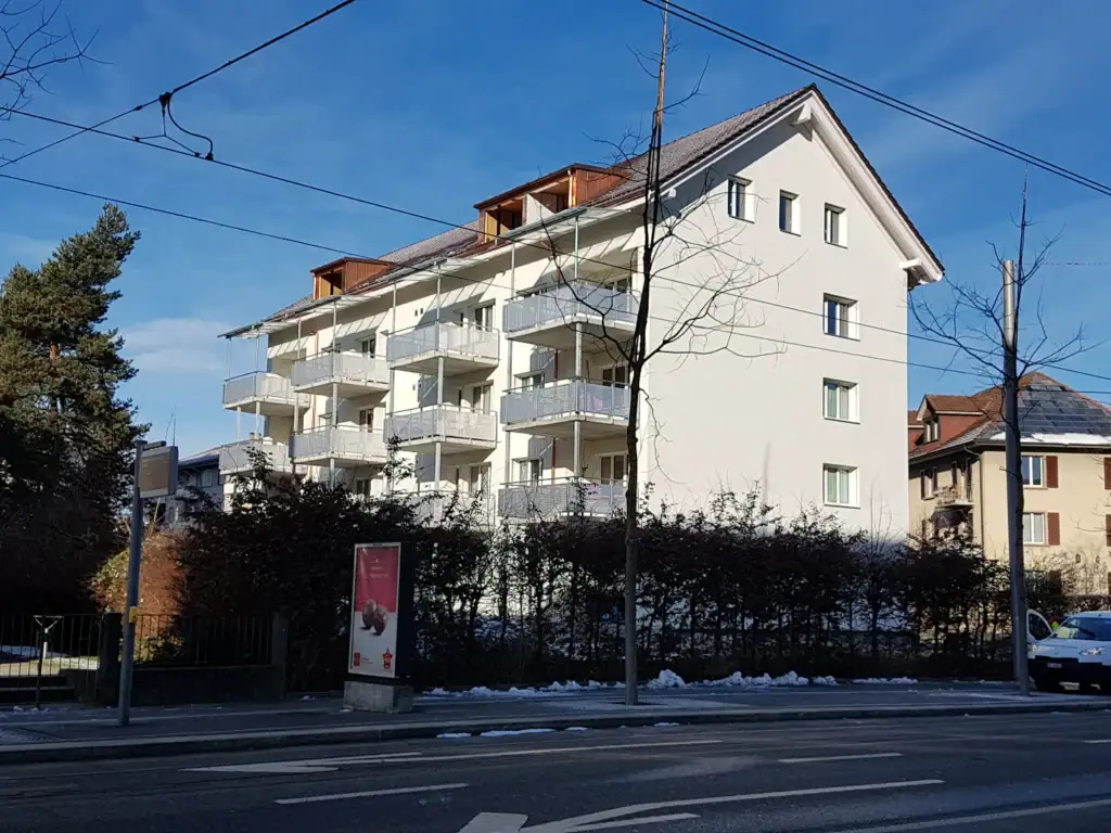 Strassenansicht des sanierten Mehrfamilienhauses an der Bethlehemstrasse in Bern