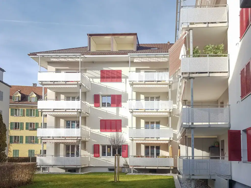Fassade des sanierten Mehrfamilienhauses an der Scheiben-/Wylenstrasse in Bern
