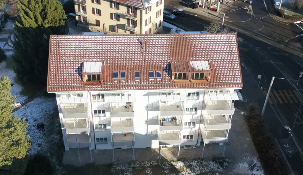 Vogelperspektive des sanierten Mehrfamilienhauses an der Bethlehemstrasse in Bern