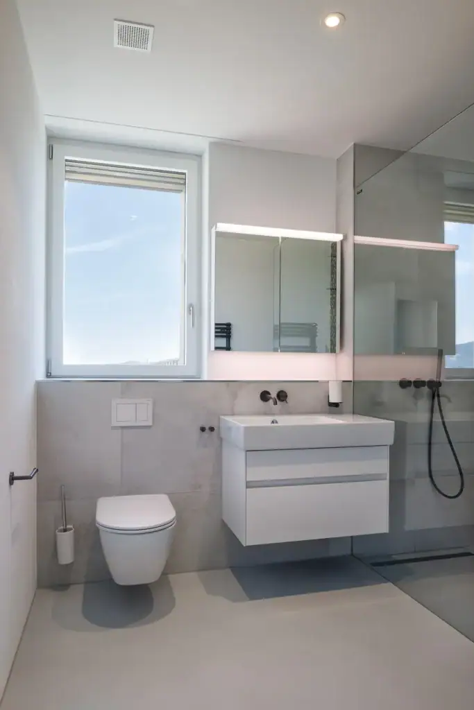 Das stilvoll gestaltete Badezimmer überzeugt mit modernen Materialien, klarer Formsprache und einem harmonischen Zusammenspiel aus Licht und Raum.